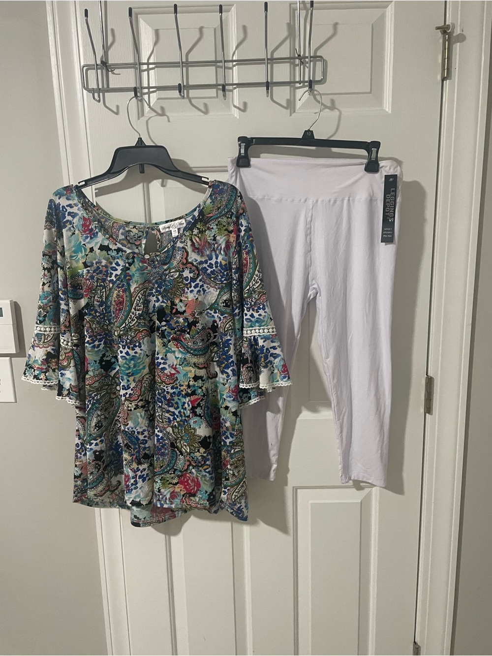 Colorful Paisley Bell-Sleeve Top 2x with White Capri Loggings nwt plus